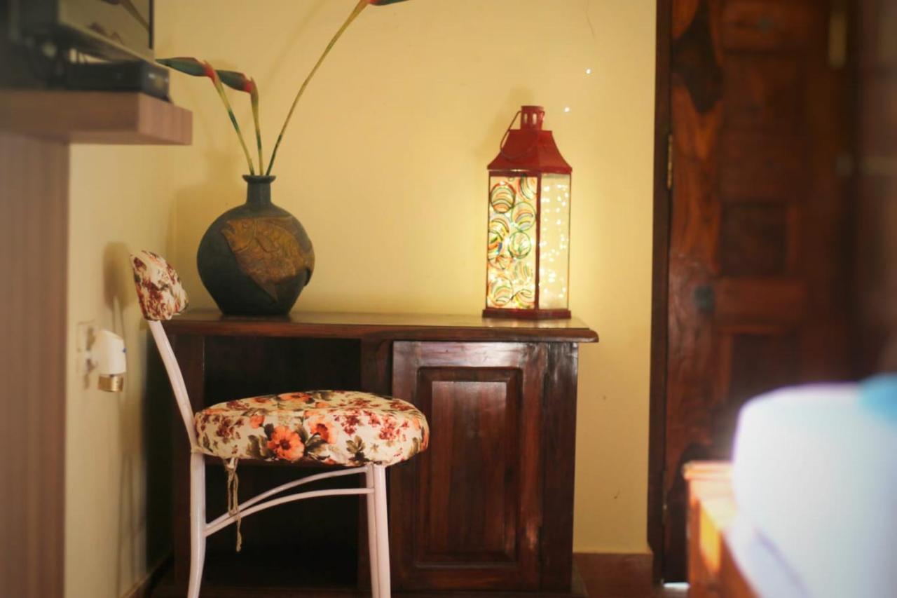 Red Soil Cozy Cottages- Vagator Bagian luar foto