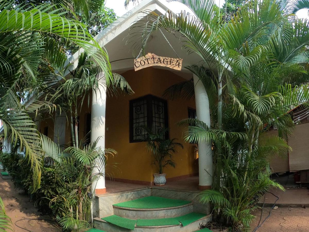 Red Soil Cozy Cottages- Vagator Bagian luar foto